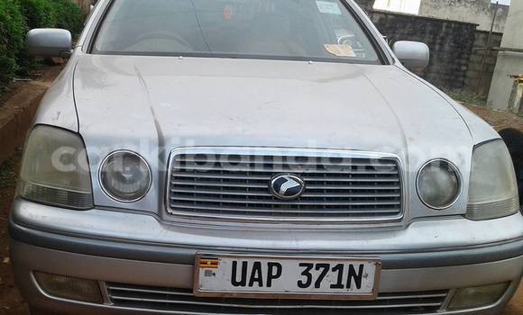 Gura Yakoze Toyota Progress Silver Imodoka i Kampala mu Uganda Gura Yakoze Toyota Progress Silver Imodoka i Kampala mu Uganda