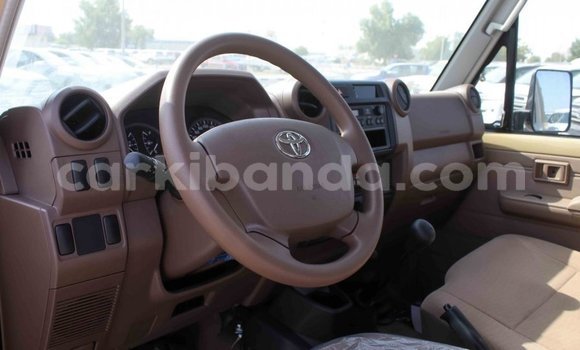 Acheter Import Voiture Toyota Land Cruiser Beige à Import - Dubai, Ouganda Acheter Import Voiture Toyota Land Cruiser Beige à Import - Dubai, Ouganda