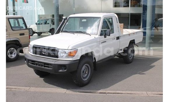 Acheter Import Voiture Toyota Land Cruiser Blanc à Import - Dubai, Ouganda Acheter Import Voiture Toyota Land Cruiser Blanc à Import - Dubai, Ouganda