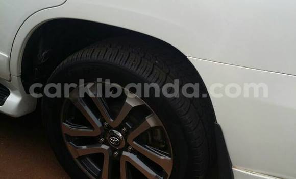 Gura Yakoze Toyota Land Cruiser White Imodoka i Kampala mu Uganda Gura Yakoze Toyota Land Cruiser White Imodoka i Kampala mu Uganda