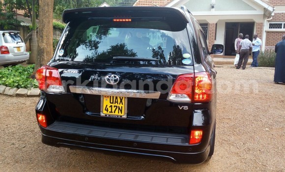Gura Yakoze Toyota Land Cruiser Black Imodoka i Kampala mu Uganda Gura Yakoze Toyota Land Cruiser Black Imodoka i Kampala mu Uganda