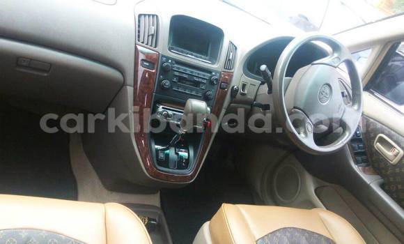 Gura Yakoze Toyota Harrier Silver Imodoka i Kampala mu Uganda Gura Yakoze Toyota Harrier Silver Imodoka i Kampala mu Uganda