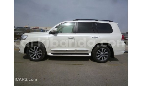 Nunua Imported Toyota Land Cruiser Nyeupe Gari ndani ya Import - Dubai nchini Uganda Nunua Imported Toyota Land Cruiser Nyeupe Gari ndani ya Import - Dubai nchini Uganda