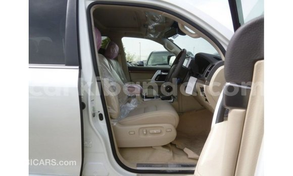 Nunua Imported Toyota Land Cruiser Nyeupe Gari ndani ya Import - Dubai nchini Uganda Nunua Imported Toyota Land Cruiser Nyeupe Gari ndani ya Import - Dubai nchini Uganda