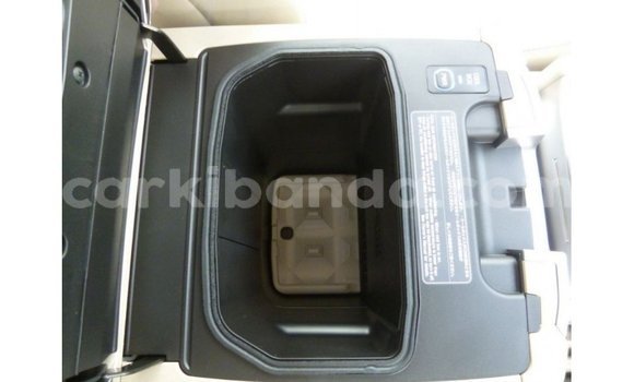 Nunua Imported Toyota Land Cruiser Nyeupe Gari ndani ya Import - Dubai nchini Uganda Nunua Imported Toyota Land Cruiser Nyeupe Gari ndani ya Import - Dubai nchini Uganda