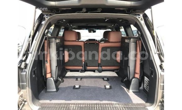Nunua Imported Toyota Land Cruiser Nyeusi Gari ndani ya Import - Dubai nchini Uganda Nunua Imported Toyota Land Cruiser Nyeusi Gari ndani ya Import - Dubai nchini Uganda