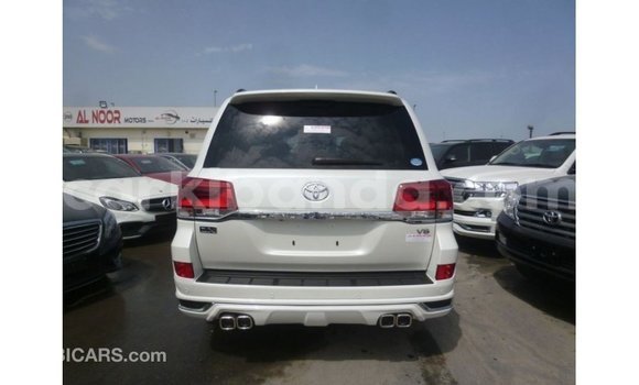 Gura Imported Toyota Land Cruiser White Imodoka i Import - Dubai mu Uganda Gura Imported Toyota Land Cruiser White Imodoka i Import - Dubai mu Uganda
