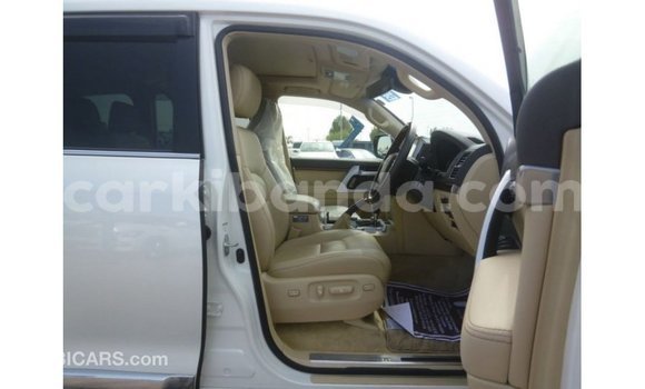 Gura Imported Toyota Land Cruiser White Imodoka i Import - Dubai mu Uganda Gura Imported Toyota Land Cruiser White Imodoka i Import - Dubai mu Uganda