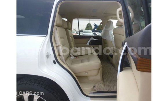Gura Imported Toyota Land Cruiser White Imodoka i Import - Dubai mu Uganda Gura Imported Toyota Land Cruiser White Imodoka i Import - Dubai mu Uganda