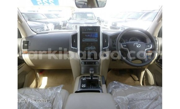 Nunua Imported Toyota Land Cruiser Nyeupe Gari ndani ya Import - Dubai nchini Uganda Nunua Imported Toyota Land Cruiser Nyeupe Gari ndani ya Import - Dubai nchini Uganda