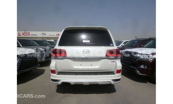 Nunua Imported Toyota Land Cruiser Nyeupe Gari ndani ya Import - Dubai nchini Uganda Nunua Imported Toyota Land Cruiser Nyeupe Gari ndani ya Import - Dubai nchini Uganda