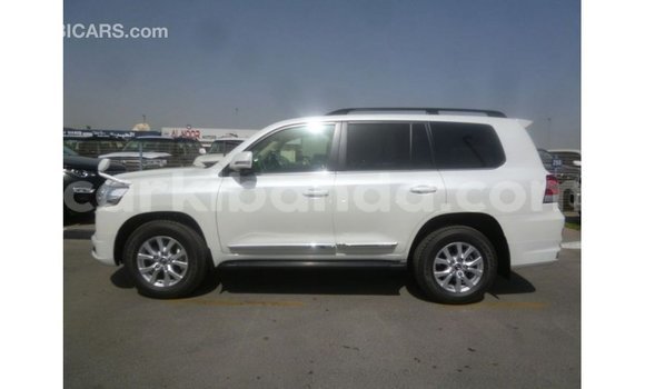 Nunua Imported Toyota Land Cruiser Nyeupe Gari ndani ya Import - Dubai nchini Uganda Nunua Imported Toyota Land Cruiser Nyeupe Gari ndani ya Import - Dubai nchini Uganda