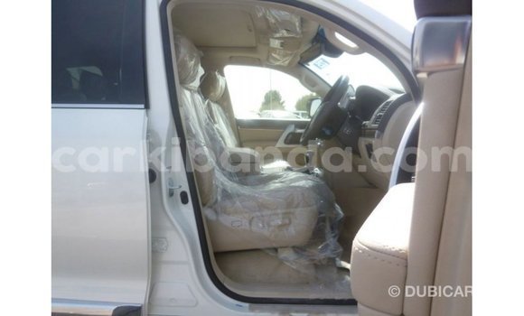 Nunua Imported Toyota Land Cruiser Nyeupe Gari ndani ya Import - Dubai nchini Uganda Nunua Imported Toyota Land Cruiser Nyeupe Gari ndani ya Import - Dubai nchini Uganda