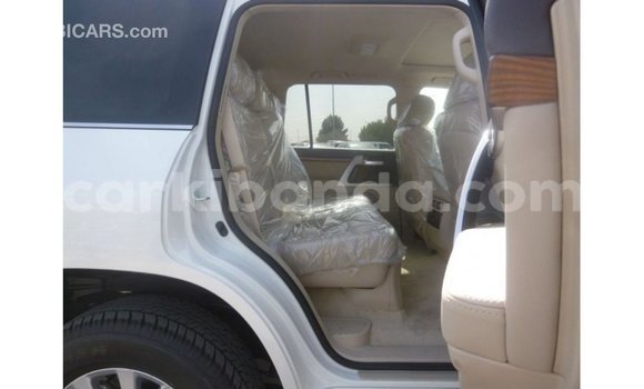 Nunua Imported Toyota Land Cruiser Nyeupe Gari ndani ya Import - Dubai nchini Uganda Nunua Imported Toyota Land Cruiser Nyeupe Gari ndani ya Import - Dubai nchini Uganda