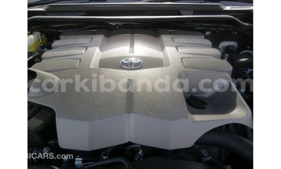 Nunua Imported Toyota Land Cruiser Nyeupe Gari ndani ya Import - Dubai nchini Uganda Nunua Imported Toyota Land Cruiser Nyeupe Gari ndani ya Import - Dubai nchini Uganda