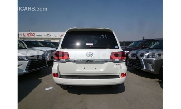 Gura Imported Toyota Land Cruiser White Imodoka i Import - Dubai mu Uganda Gura Imported Toyota Land Cruiser White Imodoka i Import - Dubai mu Uganda