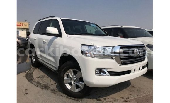 Gura Imported Toyota Land Cruiser White Imodoka i Import - Dubai mu Uganda Gura Imported Toyota Land Cruiser White Imodoka i Import - Dubai mu Uganda