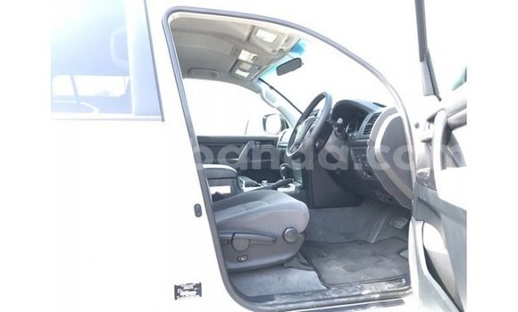 Gura Imported Toyota Land Cruiser White Imodoka i Import - Dubai mu Uganda Gura Imported Toyota Land Cruiser White Imodoka i Import - Dubai mu Uganda