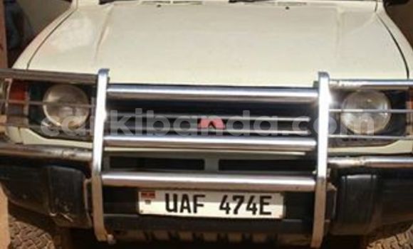 Gura Yakoze Mitsubishi Pajero White Imodoka i Kampala mu Uganda Gura Yakoze Mitsubishi Pajero White Imodoka i Kampala mu Uganda