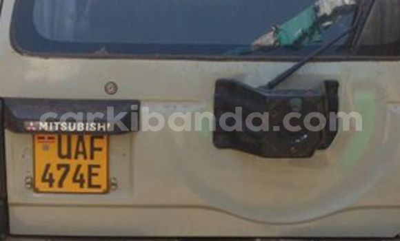 Gura Yakoze Mitsubishi Pajero White Imodoka i Kampala mu Uganda Gura Yakoze Mitsubishi Pajero White Imodoka i Kampala mu Uganda