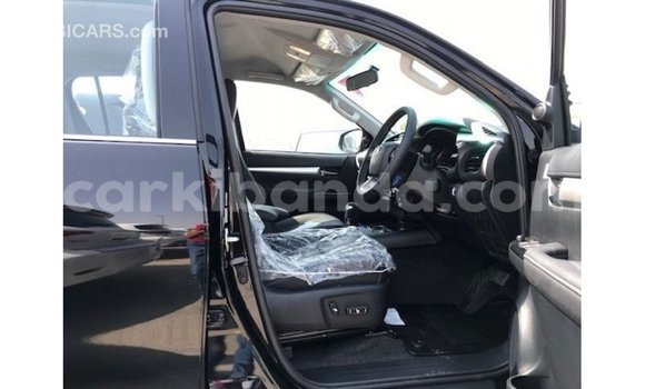 Nunua Imported Toyota Hilux Nyeusi Gari ndani ya Import - Dubai nchini Uganda Nunua Imported Toyota Hilux Nyeusi Gari ndani ya Import - Dubai nchini Uganda
