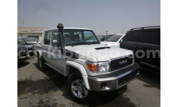 Nunua Imported Toyota Land Cruiser Nyeupe Gari ndani ya Import - Dubai nchini Uganda Nunua Imported Toyota Land Cruiser Nyeupe Gari ndani ya Import - Dubai nchini Uganda
