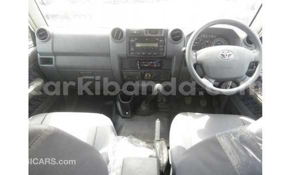 Nunua Imported Toyota Land Cruiser Nyeupe Gari ndani ya Import - Dubai nchini Uganda Nunua Imported Toyota Land Cruiser Nyeupe Gari ndani ya Import - Dubai nchini Uganda