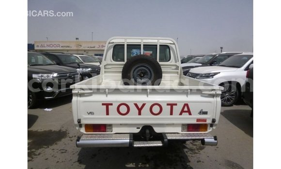 Nunua Imported Toyota Land Cruiser Nyeupe Gari ndani ya Import - Dubai nchini Uganda Nunua Imported Toyota Land Cruiser Nyeupe Gari ndani ya Import - Dubai nchini Uganda