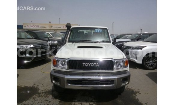 Nunua Imported Toyota Land Cruiser Nyeupe Gari ndani ya Import - Dubai nchini Uganda Nunua Imported Toyota Land Cruiser Nyeupe Gari ndani ya Import - Dubai nchini Uganda