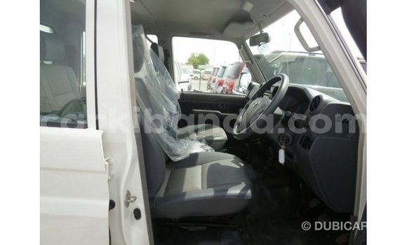 Nunua Imported Toyota Land Cruiser Nyeupe Gari ndani ya Import - Dubai nchini Uganda Nunua Imported Toyota Land Cruiser Nyeupe Gari ndani ya Import - Dubai nchini Uganda