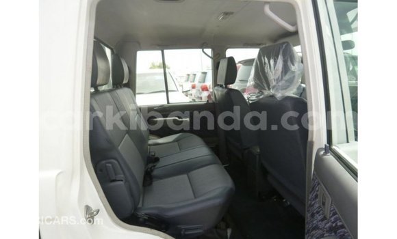 Nunua Imported Toyota Land Cruiser Nyeupe Gari ndani ya Import - Dubai nchini Uganda Nunua Imported Toyota Land Cruiser Nyeupe Gari ndani ya Import - Dubai nchini Uganda