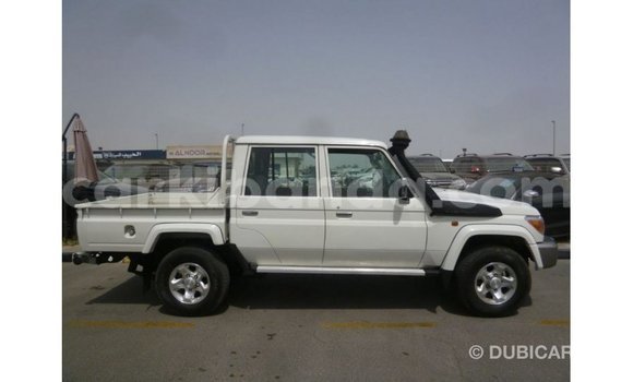 Nunua Imported Toyota Land Cruiser Nyeupe Gari ndani ya Import - Dubai nchini Uganda Nunua Imported Toyota Land Cruiser Nyeupe Gari ndani ya Import - Dubai nchini Uganda