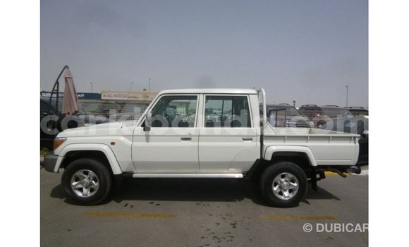Nunua Imported Toyota Land Cruiser Nyeupe Gari ndani ya Import - Dubai nchini Uganda Nunua Imported Toyota Land Cruiser Nyeupe Gari ndani ya Import - Dubai nchini Uganda