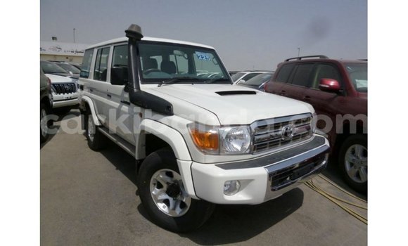 Acheter Import Voiture Toyota Land Cruiser Blanc à Import - Dubai, Ouganda Acheter Import Voiture Toyota Land Cruiser Blanc à Import - Dubai, Ouganda