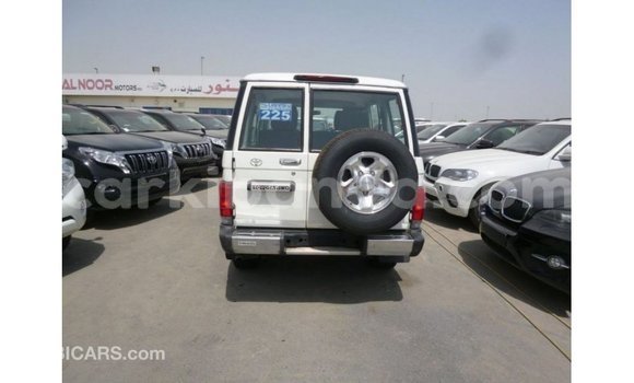 Acheter Import Voiture Toyota Land Cruiser Blanc à Import - Dubai, Ouganda Acheter Import Voiture Toyota Land Cruiser Blanc à Import - Dubai, Ouganda