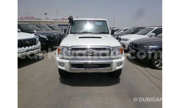 Acheter Import Voiture Toyota Land Cruiser Blanc à Import - Dubai, Ouganda Acheter Import Voiture Toyota Land Cruiser Blanc à Import - Dubai, Ouganda
