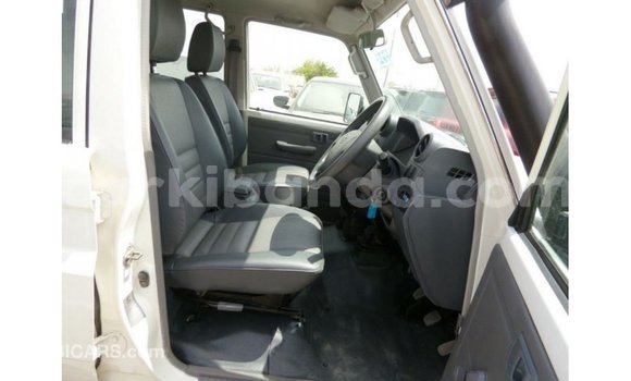 Acheter Import Voiture Toyota Land Cruiser Blanc à Import - Dubai, Ouganda Acheter Import Voiture Toyota Land Cruiser Blanc à Import - Dubai, Ouganda