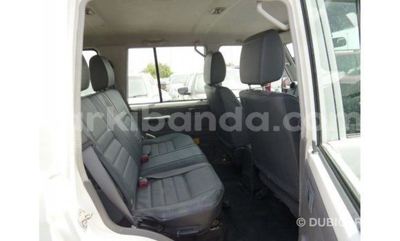 Acheter Import Voiture Toyota Land Cruiser Blanc à Import - Dubai, Ouganda Acheter Import Voiture Toyota Land Cruiser Blanc à Import - Dubai, Ouganda