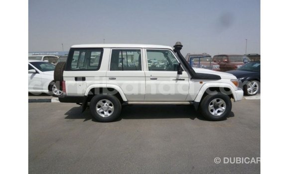 Acheter Import Voiture Toyota Land Cruiser Blanc à Import - Dubai, Ouganda Acheter Import Voiture Toyota Land Cruiser Blanc à Import - Dubai, Ouganda
