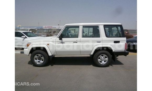 Acheter Import Voiture Toyota Land Cruiser Blanc à Import - Dubai, Ouganda Acheter Import Voiture Toyota Land Cruiser Blanc à Import - Dubai, Ouganda