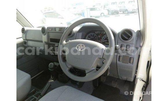 Acheter Import Voiture Toyota Land Cruiser Blanc à Import - Dubai, Ouganda Acheter Import Voiture Toyota Land Cruiser Blanc à Import - Dubai, Ouganda