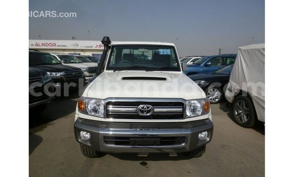 Acheter Import Voiture Toyota Land Cruiser Blanc à Import - Dubai, Ouganda Acheter Import Voiture Toyota Land Cruiser Blanc à Import - Dubai, Ouganda