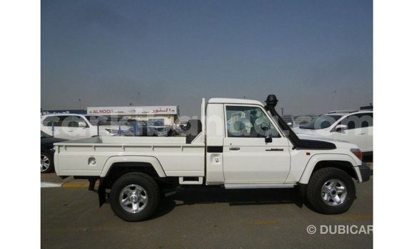 Acheter Import Voiture Toyota Land Cruiser Blanc à Import - Dubai, Ouganda Acheter Import Voiture Toyota Land Cruiser Blanc à Import - Dubai, Ouganda