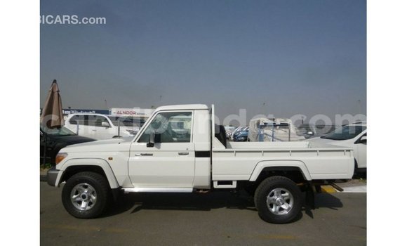 Acheter Import Voiture Toyota Land Cruiser Blanc à Import - Dubai, Ouganda Acheter Import Voiture Toyota Land Cruiser Blanc à Import - Dubai, Ouganda