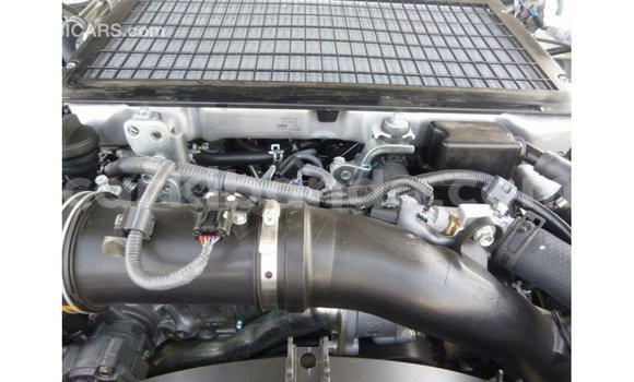 Acheter Import Voiture Toyota Land Cruiser Blanc à Import - Dubai, Ouganda Acheter Import Voiture Toyota Land Cruiser Blanc à Import - Dubai, Ouganda