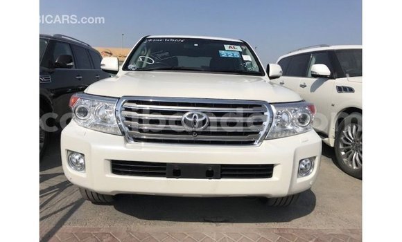 Nunua Imported Toyota Land Cruiser Nyeupe Gari ndani ya Import - Dubai nchini Uganda Nunua Imported Toyota Land Cruiser Nyeupe Gari ndani ya Import - Dubai nchini Uganda