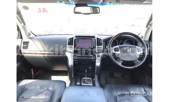 Nunua Imported Toyota Land Cruiser Nyeupe Gari ndani ya Import - Dubai nchini Uganda Nunua Imported Toyota Land Cruiser Nyeupe Gari ndani ya Import - Dubai nchini Uganda