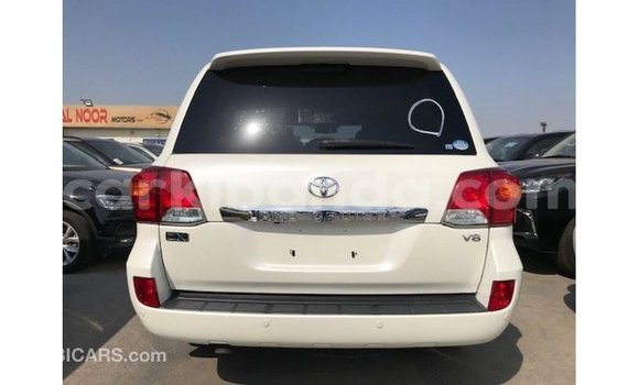 Nunua Imported Toyota Land Cruiser Nyeupe Gari ndani ya Import - Dubai nchini Uganda Nunua Imported Toyota Land Cruiser Nyeupe Gari ndani ya Import - Dubai nchini Uganda