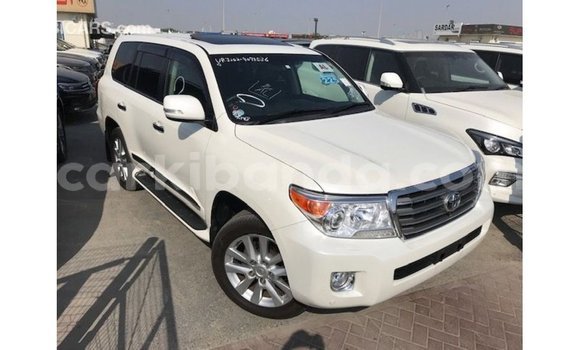 Nunua Imported Toyota Land Cruiser Nyeupe Gari ndani ya Import - Dubai nchini Uganda Nunua Imported Toyota Land Cruiser Nyeupe Gari ndani ya Import - Dubai nchini Uganda