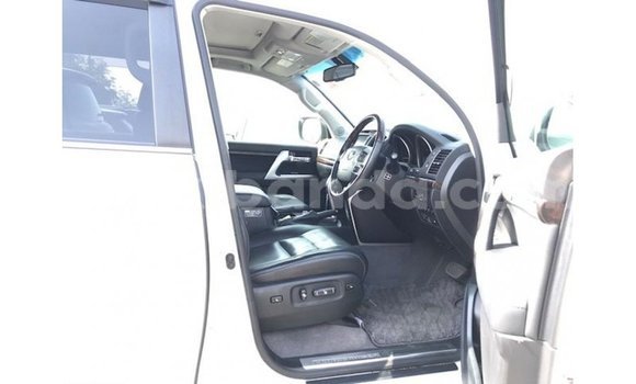 Nunua Imported Toyota Land Cruiser Nyeupe Gari ndani ya Import - Dubai nchini Uganda Nunua Imported Toyota Land Cruiser Nyeupe Gari ndani ya Import - Dubai nchini Uganda
